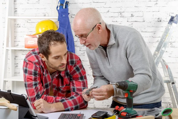 Zwei Techniker untersuchen mechanisches Teil — Stockfoto