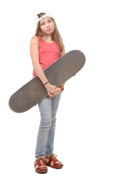 Mode hübsches kleines Mädchen mit Skateboard — Stockfoto