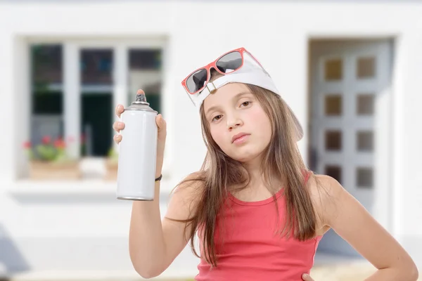 Ung flicka med en spray kan — Stockfoto