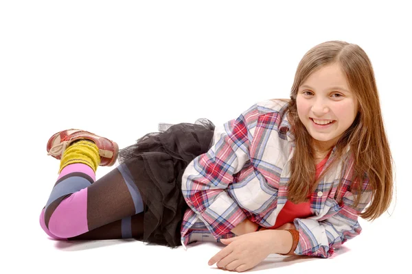 Sorrindo menina deitada no chão isolado no branco — Fotografia de Stock