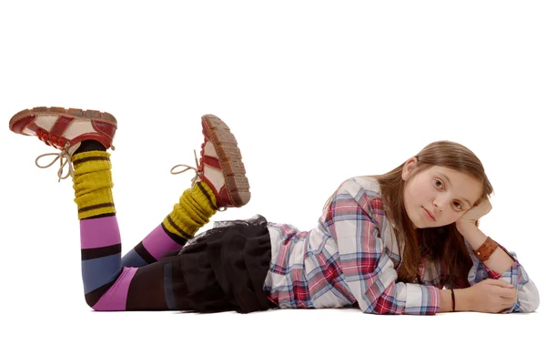 Улыбающаяся маленькая девочка, лежащая на полу, изолированная на белом — стоковое фото