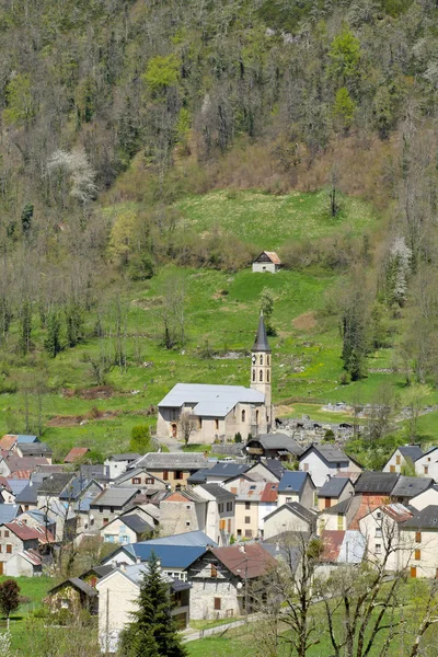 Malá horská vesnice ve francouzských Pyrenejích — Stock fotografie