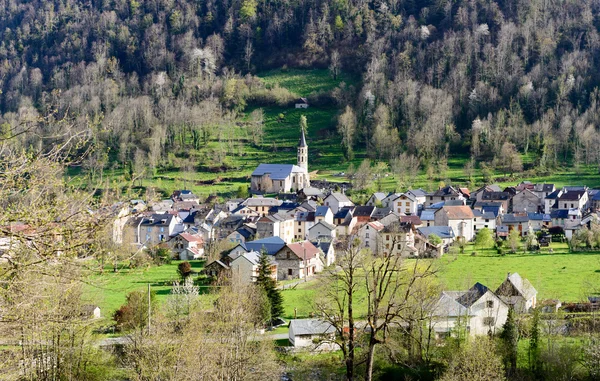 Piccolo villaggio di montagna nei Pirenei francesi — Foto Stock