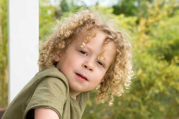 Портрет молодого мальчика с кудрявыми светлыми волосами — стоковое фото