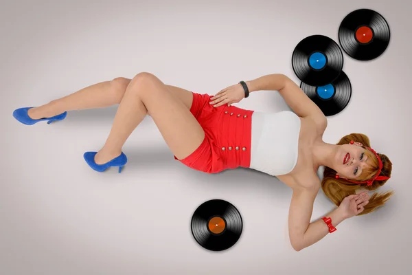 Sexy chica pin-up con disco de vinilo tirado en el suelo —  Fotos de Stock