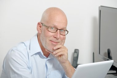 Dijital tablet ile orta yaşlı bir adam portresi