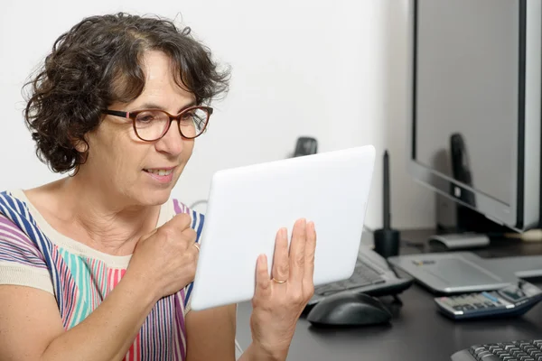 Retrato de una mujer madura con una tableta digital —  Fotos de Stock