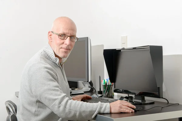 Hombre maduro trabajando con su ordenador — Foto de Stock