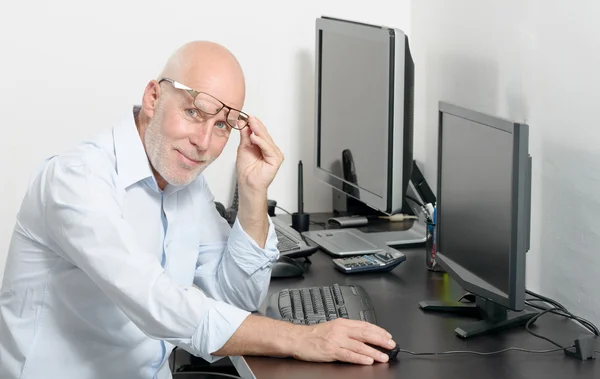 Mature man working with his computer — Stock Photo, Image