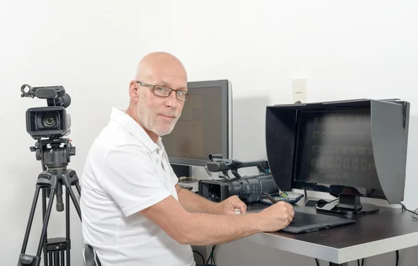 Video editor i hans studio — Stockfoto