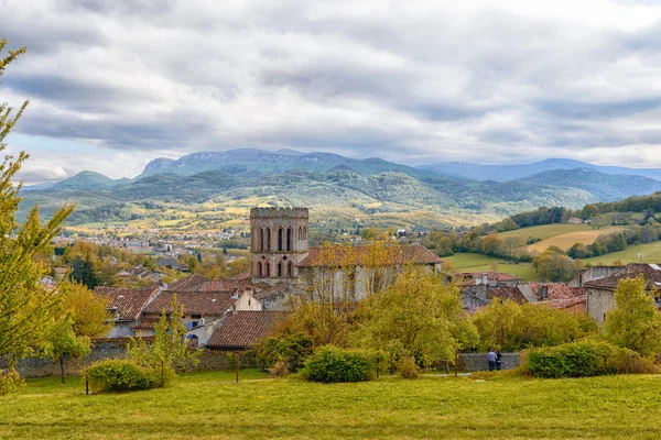 Igreja romana nas montanhas dos Pirenéus na França — Fotografia de Stock