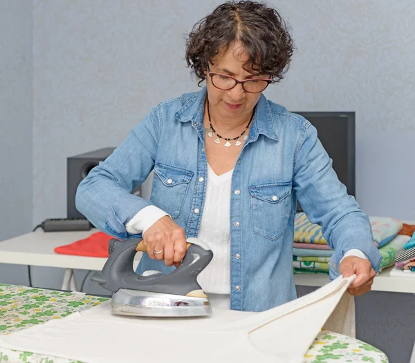 Charmante Frau beim Bügeln — Stockfoto