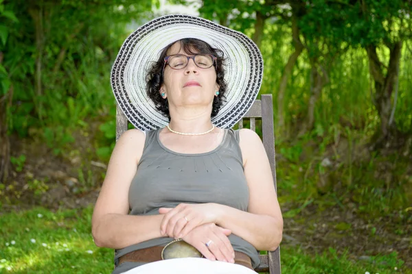 Hermosa mujer relajándose en el jardín — Foto de Stock