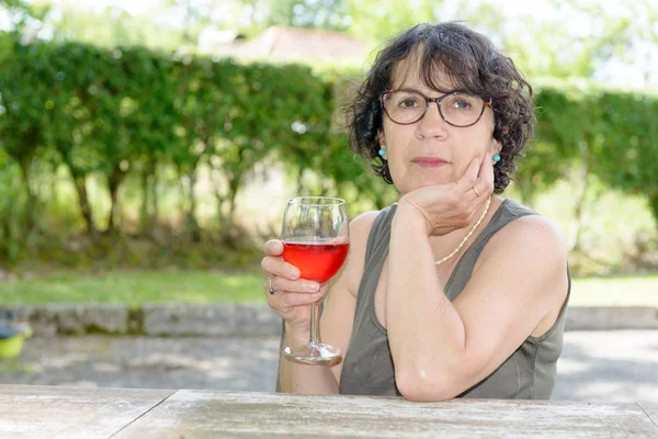 Retrato de una mujer con una copa de vino —  Fotos de Stock