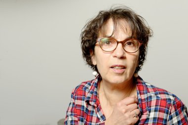 Gözlüklü güzel orta yaşlı bir kadın portresi