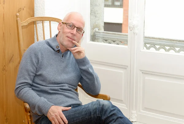 Mann mittleren Alters sitzt am Fenster — Stockfoto