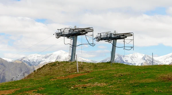 Dağlarda mekanik teleferik — Stok fotoğraf