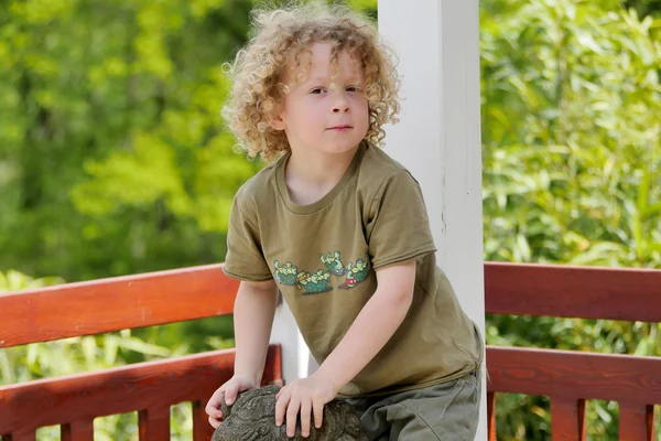 Niño pequeño con el pelo rubio y rizado —  Fotos de Stock