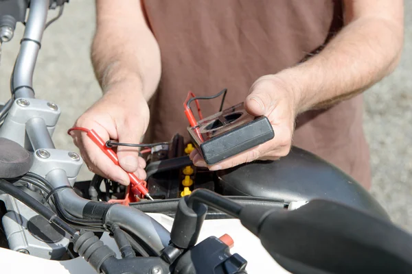 Prueba de la batería de la motocicleta — Foto de Stock