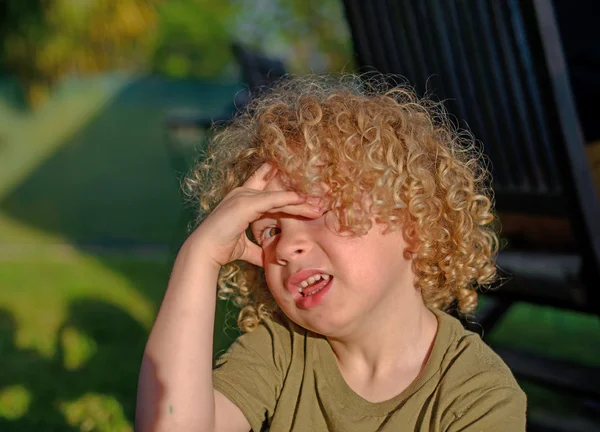 Menino com cabelo loiro e encaracolado — Fotografia de Stock