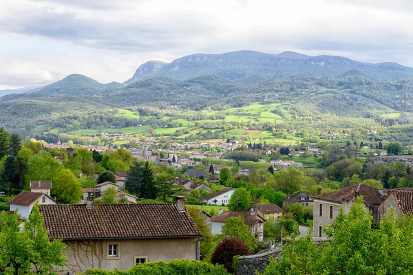 Piccola città sulle montagne dei Pirenei — Foto Stock