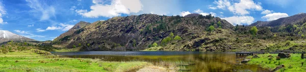 Panorama de um pequeno lago de montanha — Fotografia de Stock