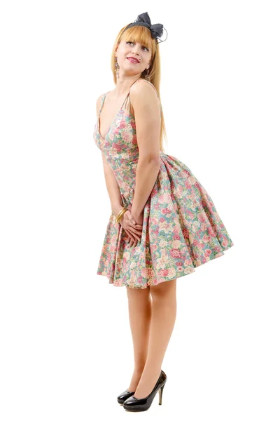 Mooi pinup meisje met een kleurrijke jurk — Stockfoto