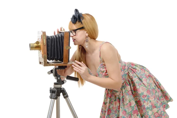 Sexy pin up girl avec vieil appareil photo en bois — Photo