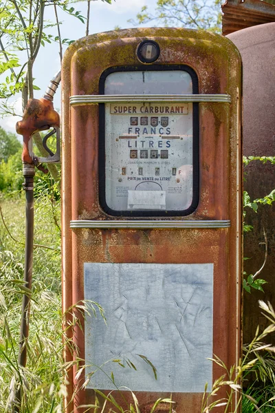 Eski terk edilmiş benzin pompası — Stok fotoğraf