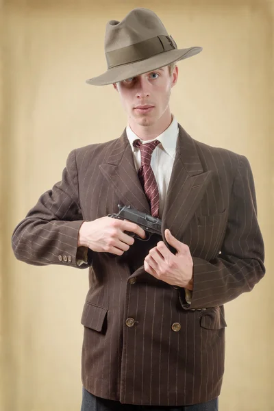 Gangster i en kostym vintage, med pistol — Stockfoto