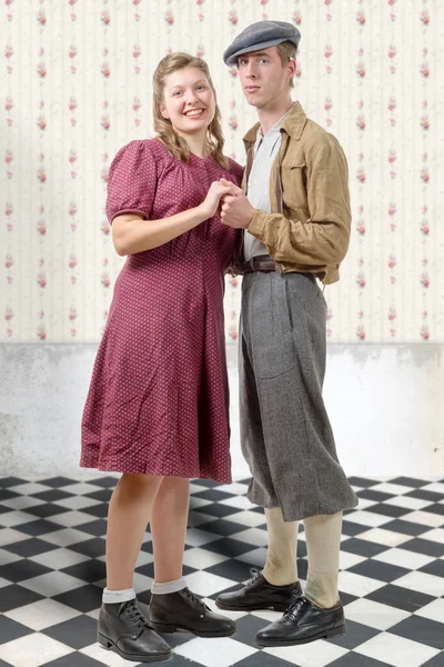 Jóvenes bailarines parejas en ropa vintage, 40 años — Foto de Stock