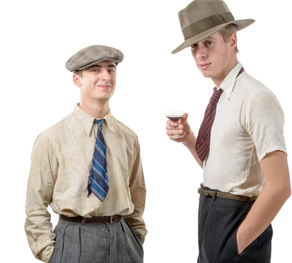 Dois jovens com roupas e boné no estilo dos anos 30 . — Fotografia de Stock
