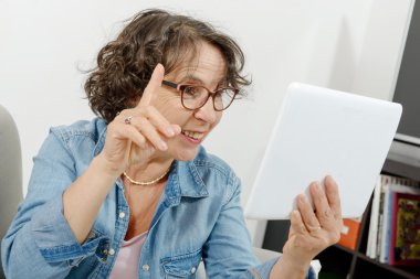 Orta yaşlı kadın internet üzerinden uzak arama yapma