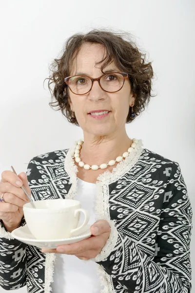 Mooie rijpe vrouw drinken tea — Stockfoto