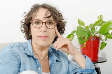 Orta yaşlı bir kadının portresi