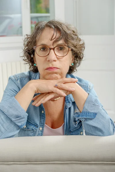 Retrato de una hermosa mujer de mediana edad —  Fotos de Stock