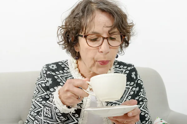 Beautiful mature woman drinking tea — Stock Photo, Image