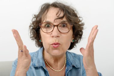 kızgın orta yaşlı bir kadın portresi