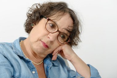 Dalgın bir orta yaş kadın portresi