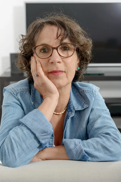 Retrato de una hermosa mujer de mediana edad — Foto de Stock