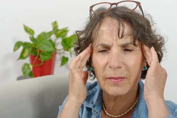 Žena středního věku trpí bolestí hlavy — Stock fotografie