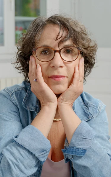 güzel orta yaşlı bir kadın portresi