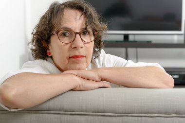 güzel orta yaşlı bir kadın portresi