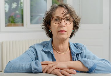 güzel orta yaşlı bir kadın portresi