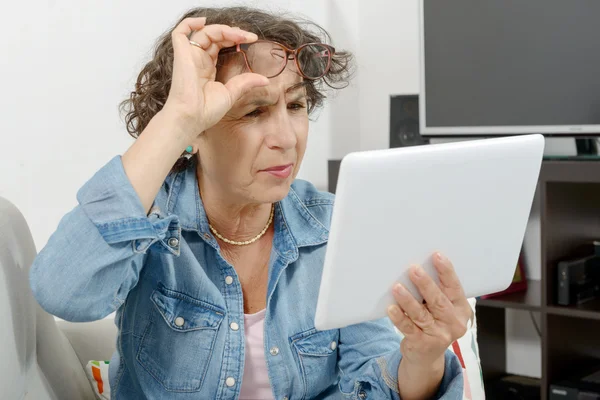 Kobieta w średnim wieku z bólu oczy — Zdjęcie stockowe
