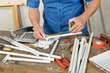 plastik bir boru ölçüm adamım, yakın çekim