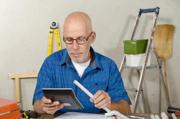 Elektricien man in zijn atelier — Stockfoto