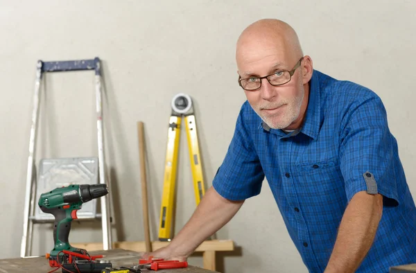 Portret van volwassen klusjesman op Diy workshop — Stockfoto