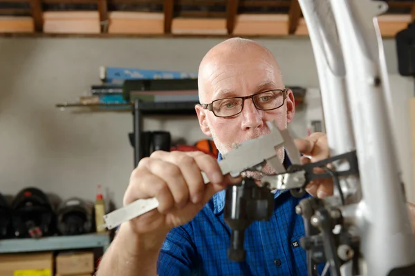 Man repareren fiets in zijn atelier. — Stockfoto