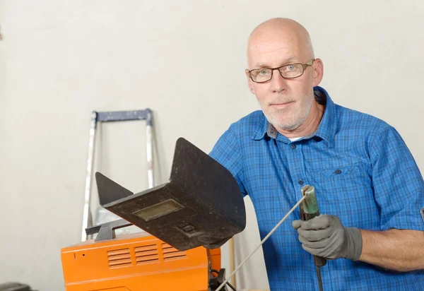 Volwassen man met een lassen station — Stockfoto